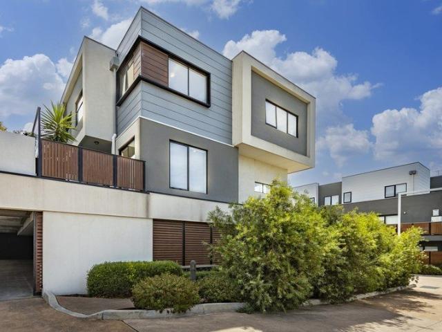 Impressive townhouse with two balconies!