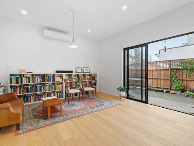 IMPRESSIVE TOWHOUSE LIVING