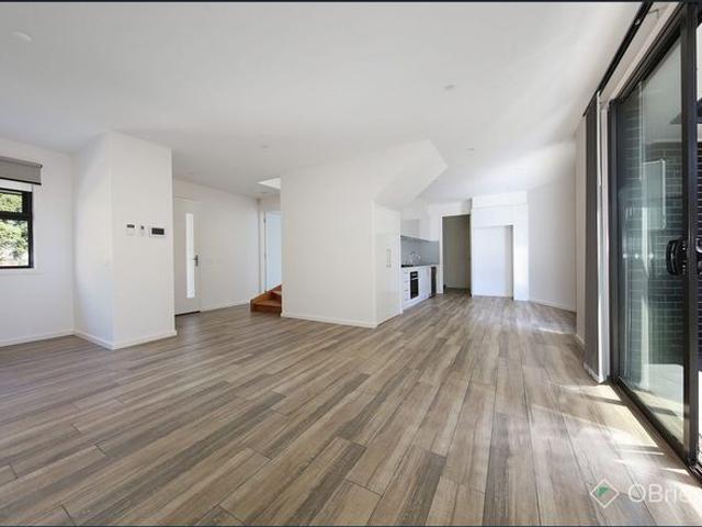 Impressive 2 Master Bedrooms with Ensuite's & Double Glazed Windows!