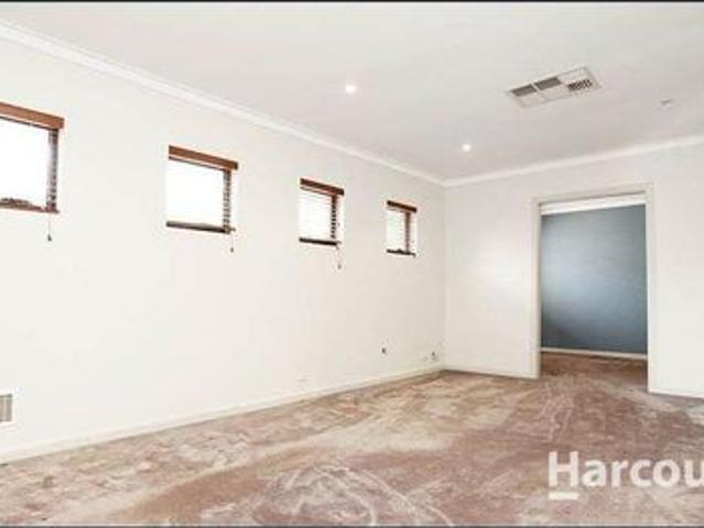 Impressive 4x2 Family Home in Sought After Hillarys!