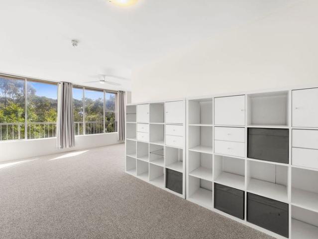 Improved One Bedroom Apartment with Lift Access & Parking