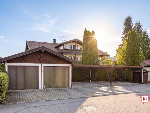 In 8 Minuten am Chiemsee: Charmante Dachgeschosswohnung mit zwei Balkonen