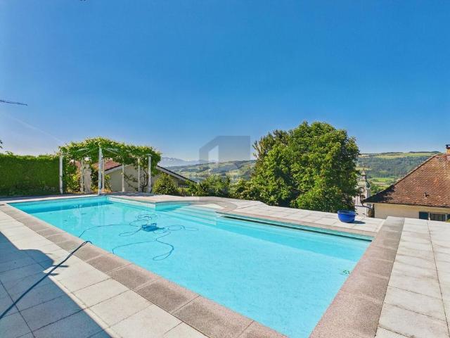 IN THE BEST LOCATION WITH POOL AND PANORAMIC VIEW!