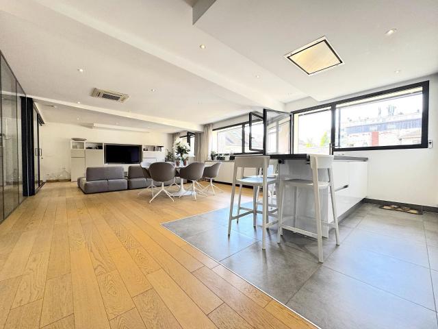 In the heart of downtown Annecy, this loft style 4 bedroom a. 146m² Annecy