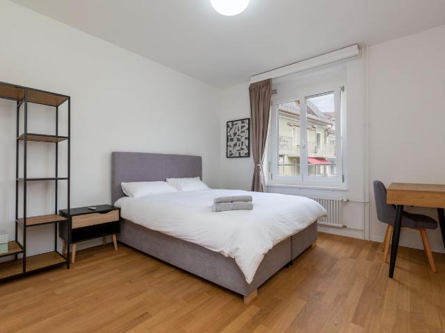 In the heart of District 4 – spacious furnished 3.5 room apartment with balcony, Zurich Amsterdam Apartments for Rent