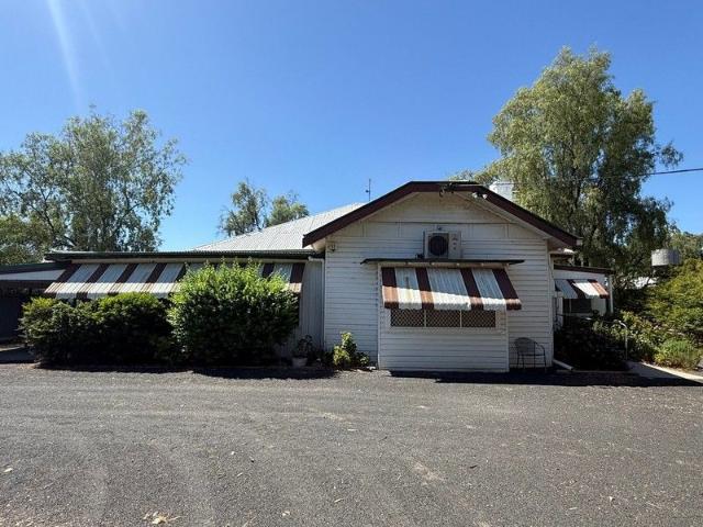 In town on 2,023m² tightly held family classic since 1970!