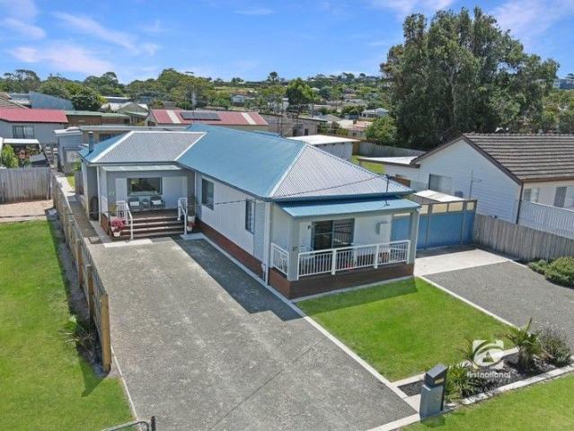 DUAL LIVING APPEAL IN TOWN!