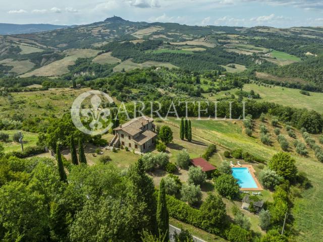 In un contesto paesaggistico incantevole, nel cuore della Va. 325m² San Casciano dei Bagni