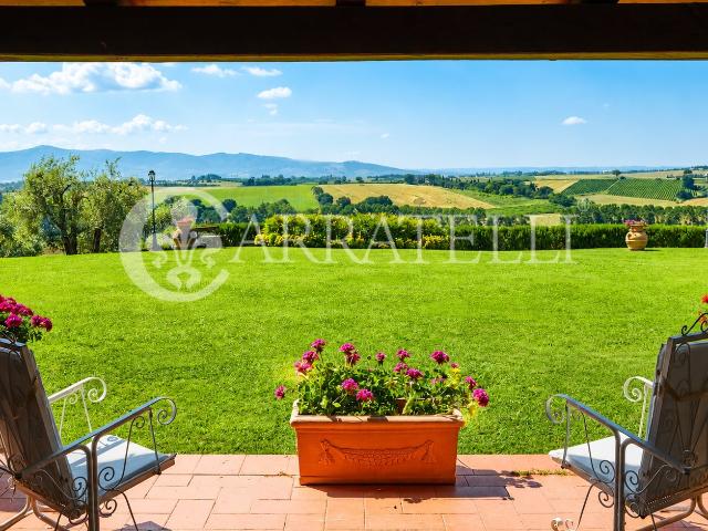 In un contesto paesaggistico suggestivo, immerso nelle campa. 530m² Castiglione del Lago