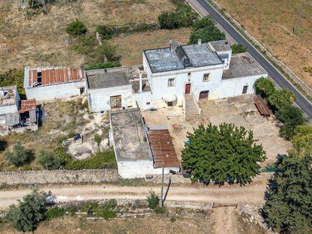 In uno dei complessi ottocenteschi più belli del territorio. 585m² Crispiano
