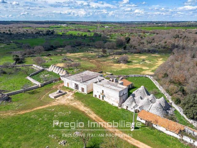 In uno scenario di rara bellezza, immerso nella rigogliosa s. 800m² Noci