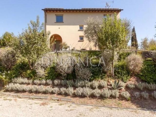 In una bella posizione panoramica, non lontano da un bel pae. 380m² Marti