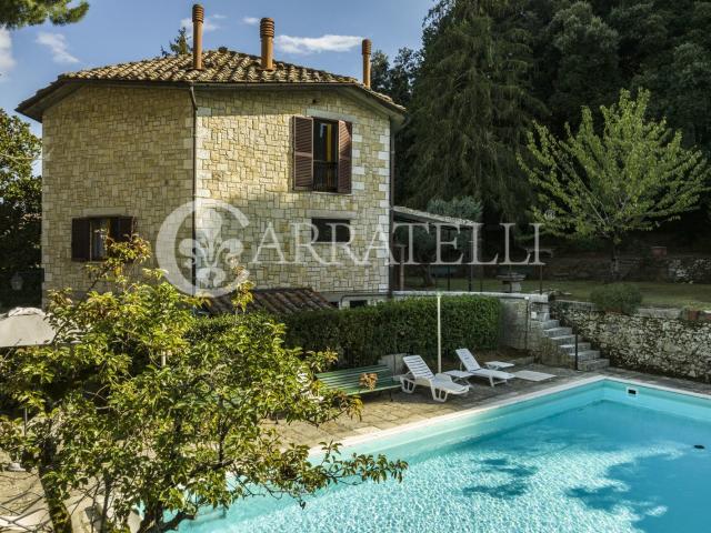 In una location unica, nel centro del paese a due passi dall. 297m² Cetona