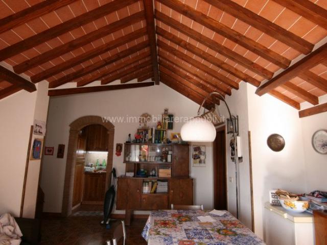 In una posizione collinare e panoramica nel cuore di Sartean. 456m² Sarteano