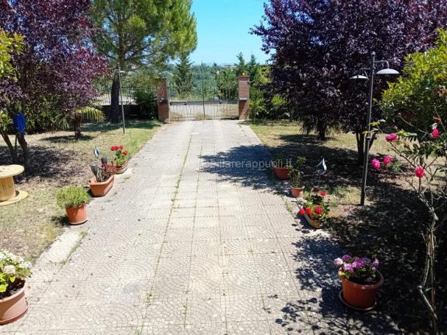 In una posizione collinare e panoramica, proponiamo in vendi. 438m² Siena