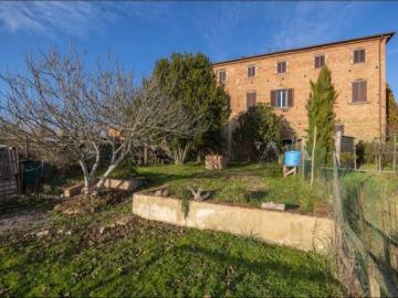 In una posizione collinare incantevole, con vista panoramica. 61m² Sinalunga