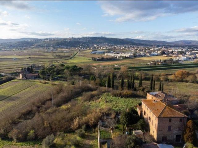 In una posizione collinare incantevole, con vista panoramica. 61m² Sinalunga