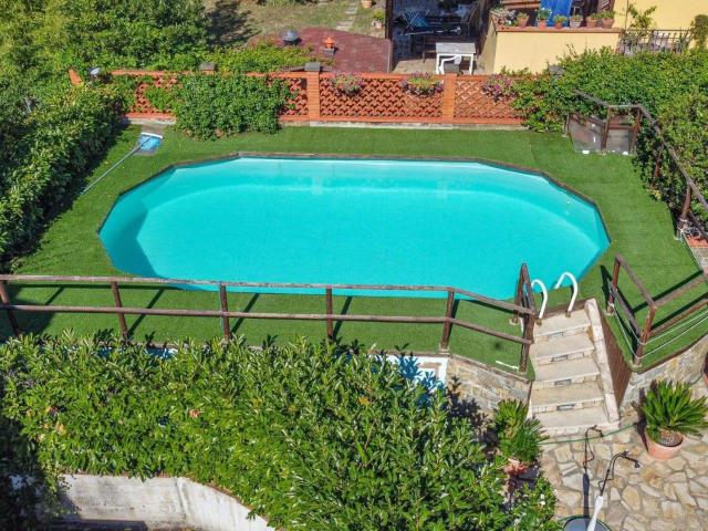 In una tranquilla zona residenziale di Figline Valdarno si t. 316m² Loro ciuffenna