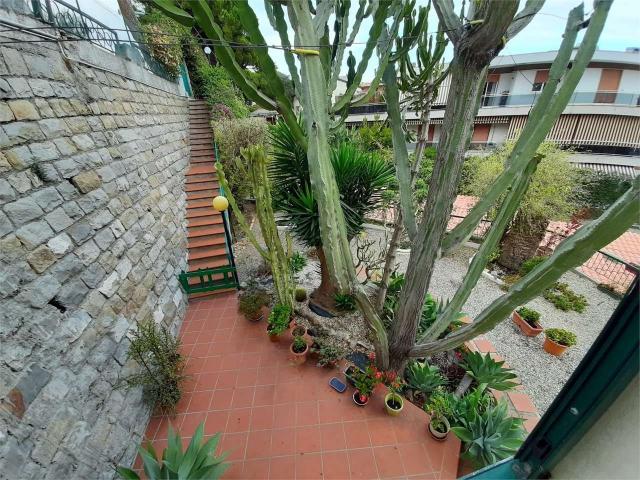 In una zona tranquilla immersa nel verde, a poca distanza da. 120m² Sanremo