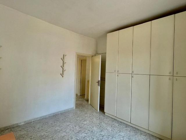 In Via Monte Cristallo traversa di via Lario, affittiamo appartamento di due locali al primo piano di stabile vecchia Milano composto da ingresso su disimpegno, sala con cucina a vista arredata con elettrodomestici, lavastoviglie e lavatrice, divano letto