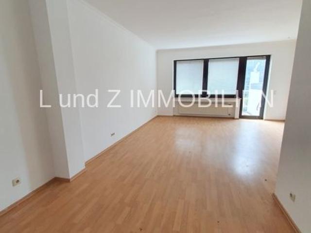 In zentraler Innenstadtlage befindet sich eine freundliche und helle 4 Zimmer Wohnung mit Balkon