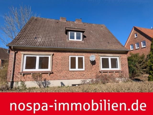 In zentraler und ruhiger Lage befindet sich dieses modernisierungsbedürftige Einfamilienhaus!