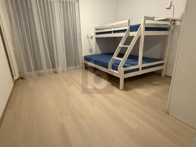 In zona centrale, ampio balcone e piscina