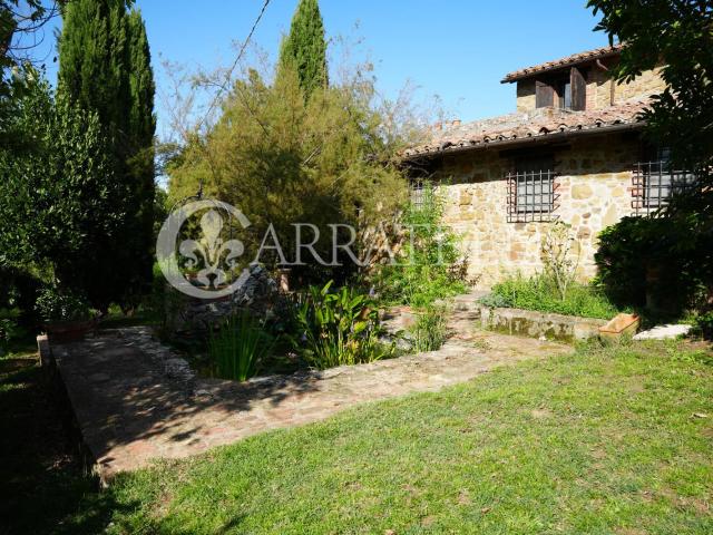In zona collinare e tranquilla con vista panoramica e di fac. 350m² Piegaro