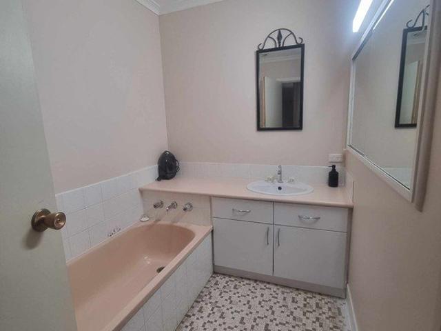 In a great pocket of Wendouree with great tenants that have just signed a further 12 month lease. Incredibly spacious with a bundle of storage