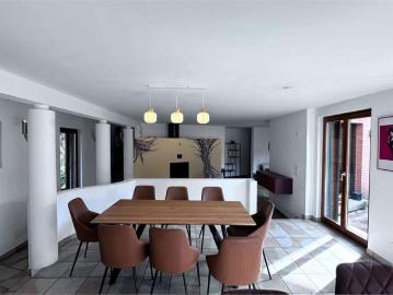 In a private area and surrounded by nature, an elegant villa with garden and woods