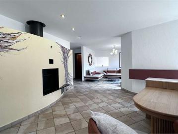 In a private area and surrounded by nature, an elegant villa with garden and woods
