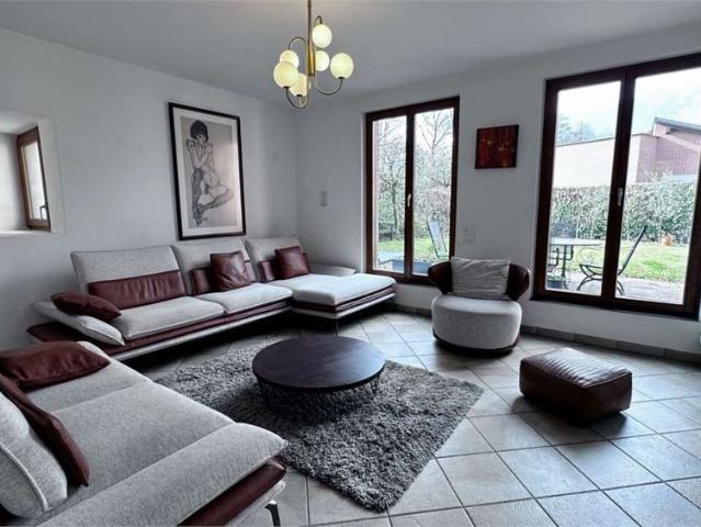 In a private area and surrounded by nature, an elegant villa with garden and woods