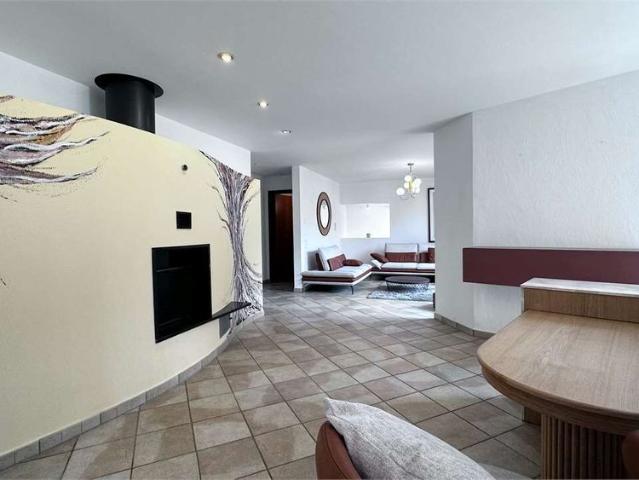 In a private area and surrounded by nature, an elegant villa with garden and woods