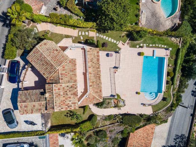 In a renowned, secure estate in Theoule sur Mer, just minute. 250m² Théoule sur Mer