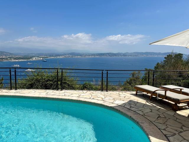 In a sought after area of Theoule sur Mer, just a few minute. 200m² Théoule sur Mer
