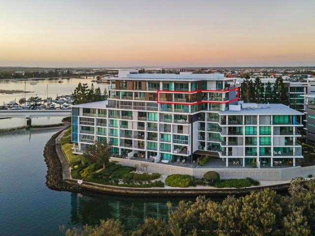 Stylish Ephraim Island Sub Penthouse With Panoramic Broadwater & Skyline Views