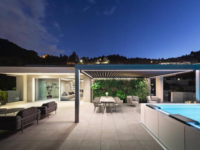 In an elegant modern building, completed in January 2025, we offer a spectacular penthouse of approximately 280 sqm, plus around 220 sqm of terrace on the same level with a private pool and garage for 5 cars, as well as a double cellar. Free and never inh