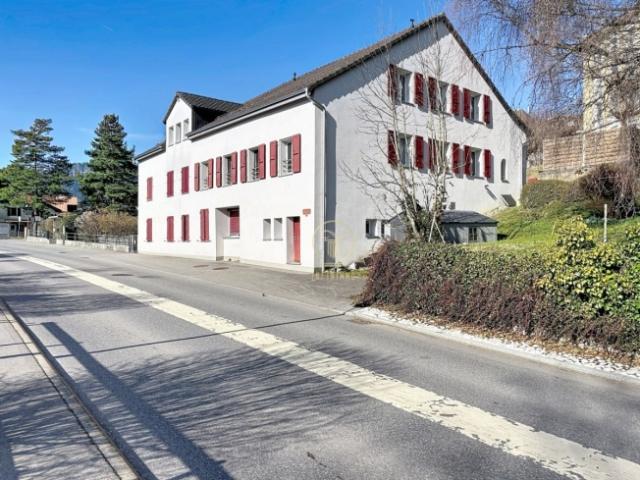 In BALLAIGUES – wunderschönes, sehr gut gepflegtes und renoviertes Gebäude mit 5 Wohnungen, 2 Depots und 9 Parkplätzen