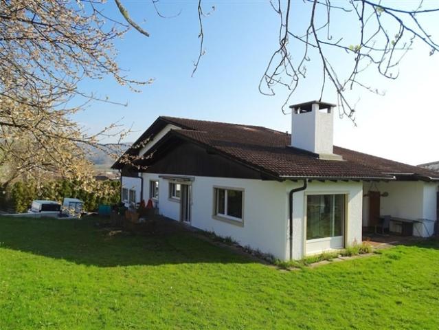 In Bassecourt steht ein Verkaufshaus mit 8,5 Zimmern und 1 Werkstatt
