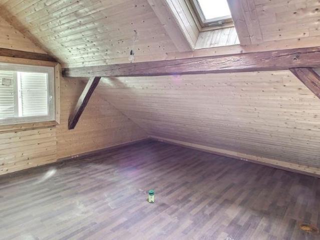 In Bauernhaus: Grosse Wohnung, die noch fertig zu renovieren ist
