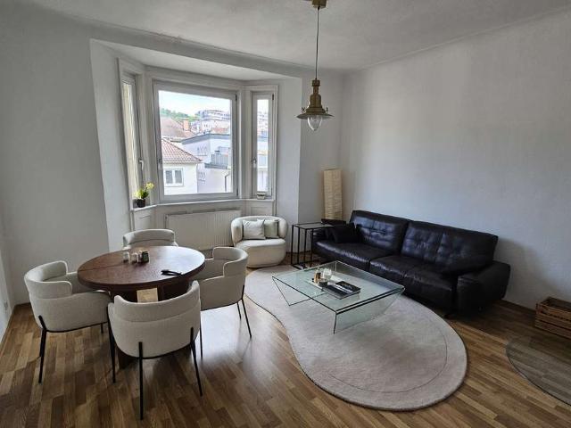 In begehrter Lage helle 3 Zimmer Altbauwohnung mit Balkon und guter Aufteilung