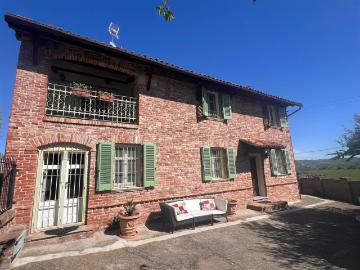 In cima a una collina, a soli 3 km da Moncalvo 210m² Moncalvo