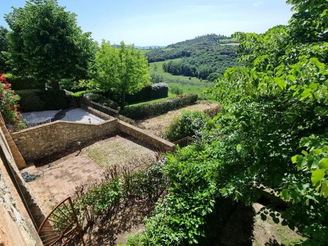 In complesso con piscina condominiale, vendesi appartamento. 85m² Volterra