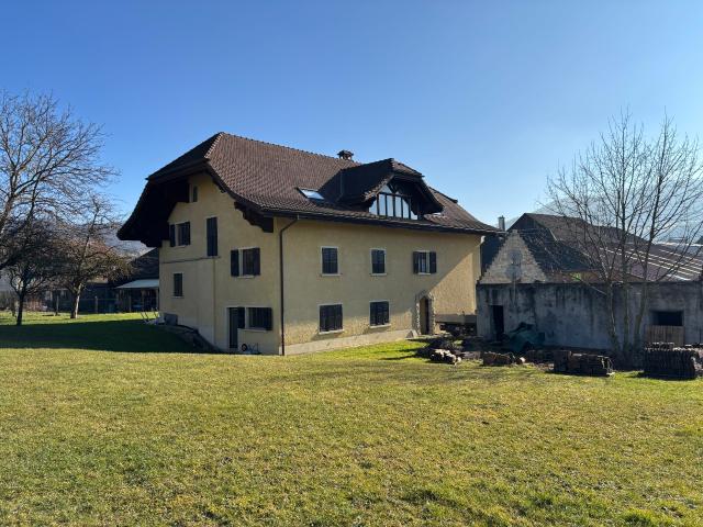 In Courgenay ist ein freistehendes und geräumiges Haus mit 9,5 Zimmern