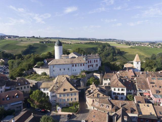In der Altstadt von Aubonne wurde ein renoviertes historisches Haus mit vier Zimmern renoviert