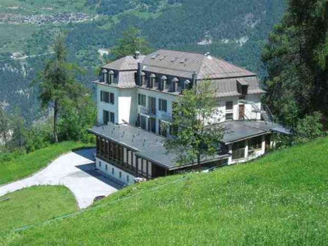 IN DER NÄHE VON CRANS MONTANA CHARMANTES KLEINES HOTEL MIT RESTAURANT ZU VERKAUFEN
