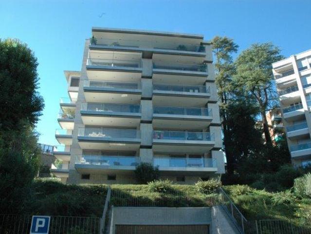 IN EINEM PRESTIGIOSEN WOHNBLOCK IN NÄHE DES ZENTRUMS