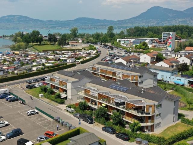 In einer ruhigen Gegend, nur wenige Schritte vom Seeufer entfernt, bieten wir eine moderne 4 Zimmer Wohnung im ersten Stock an