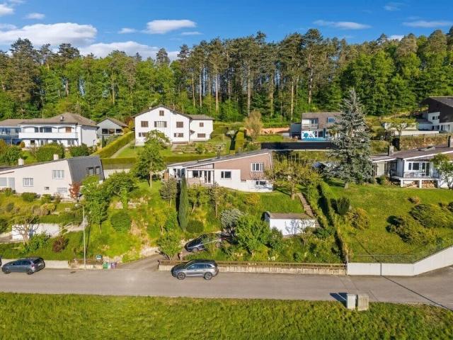 In Fontenais steht ein Familienhaus mit 5,5 Zimmern zum Verkauf