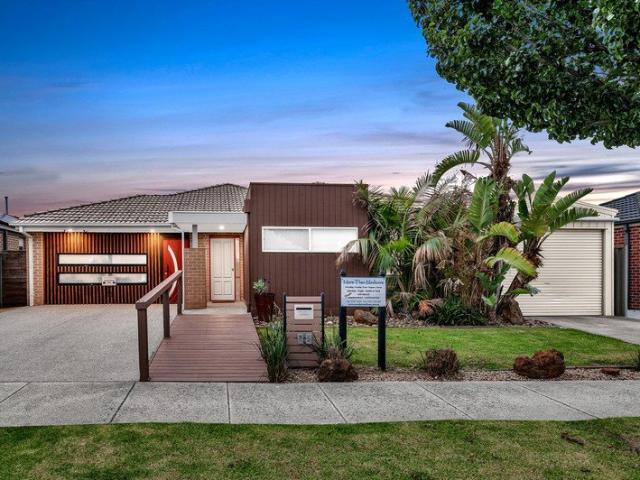 HOME OFFICE SUITE/ DUAL LIVING, Pool, 3 living areas, 2 outdoor areas and much more